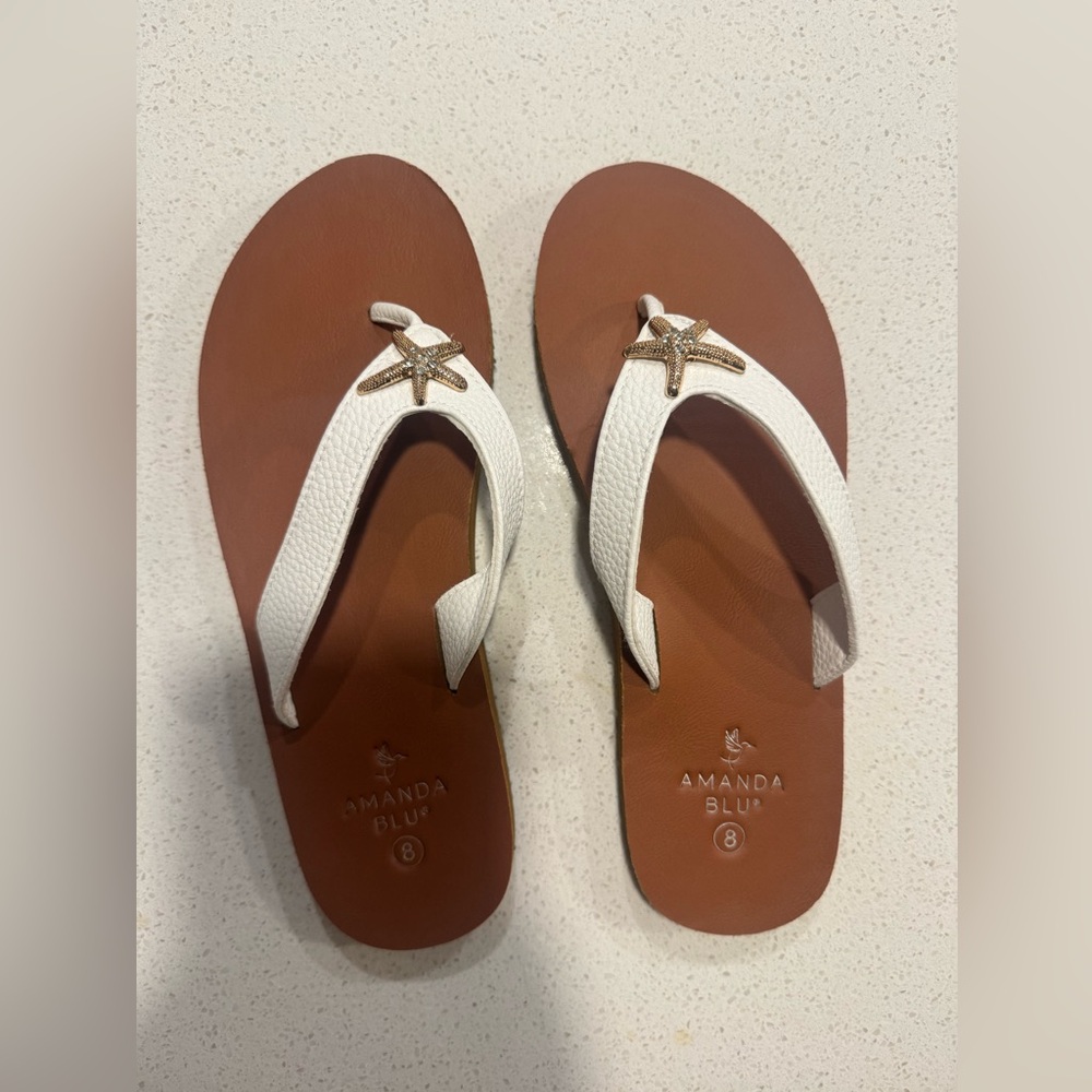 NWOT Women’s Amanda Blu beach white thong sandals with starfish, Size 8